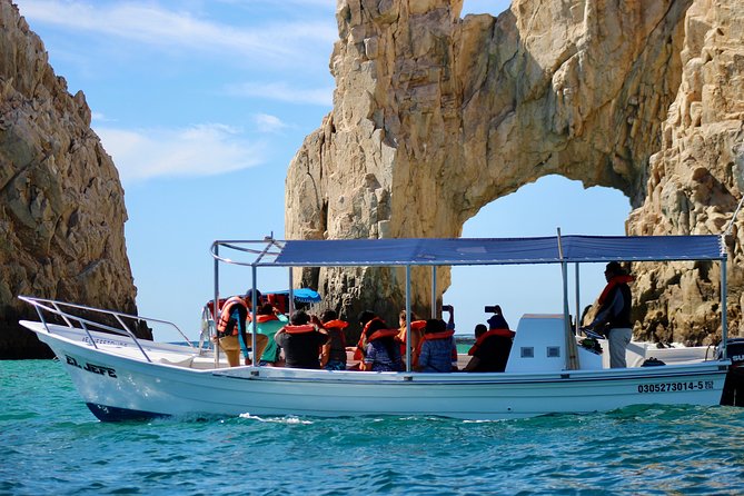 Shared ride to the arch of Cabo San Lucas - A low-cost route to Cabo’s most famous view