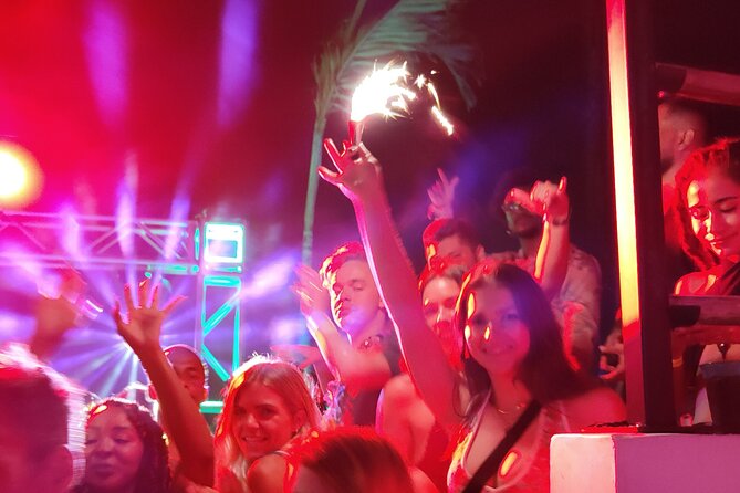 Social PubCrawl Playa del Carmen - Maui Hostel rooftop: challenges above the street
