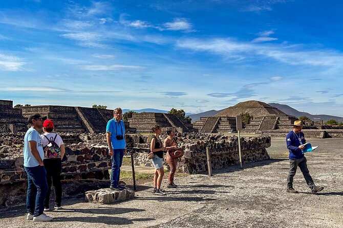 Teotihuacan, Guadalupe Shrine & Tlatelolco Day Tour with Lunch - Lunch, music, and the late afternoon schedule