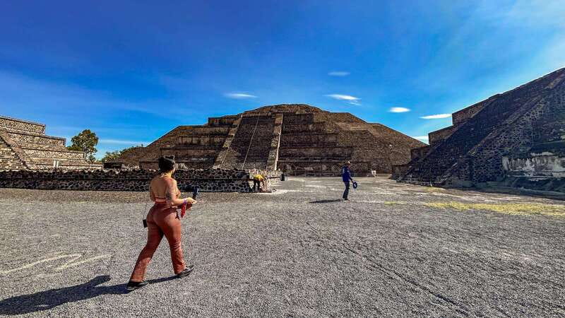Teotihuacan Pyramids: Skip-the-Line Ticket - Walking the Avenue of the Dead