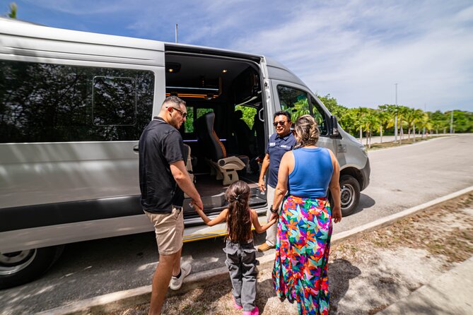 Transporte Privado del aeropuerto de Cancún a Cancún o Riviera - A 20 to 50 minute ride with useful little extras